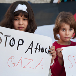 Gaza e Cisgiordania, nuovi attacchi israeliani minacciano la fragile tregua